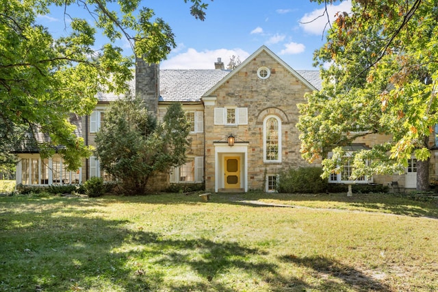 view of front of property with a front lawn