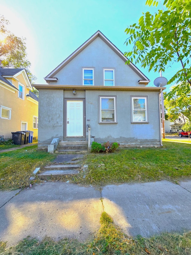 view of front facade featuring a front lawn