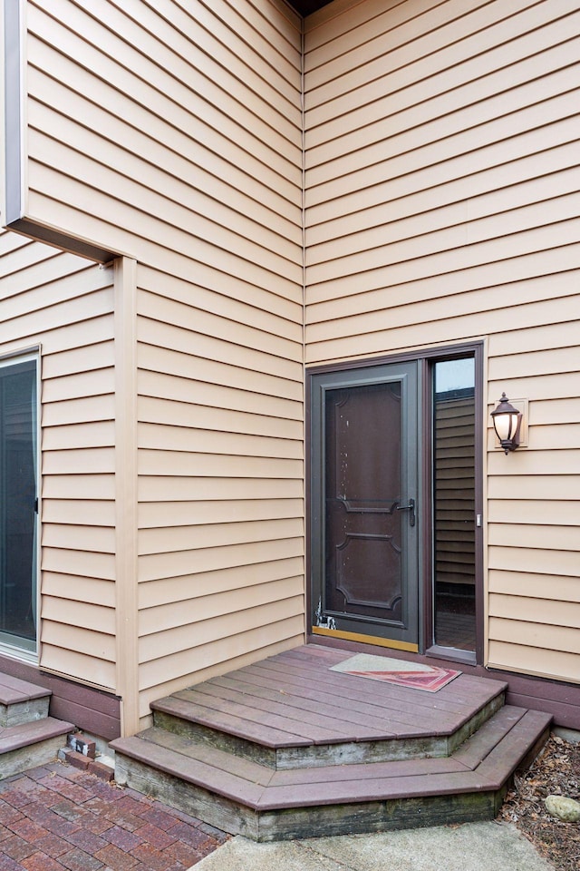 entrance to property featuring a wooden deck