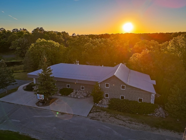 view of aerial view at dusk