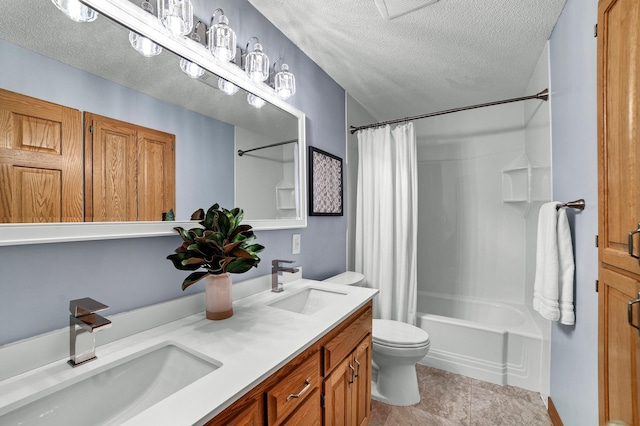 bathroom with shower / tub combo with curtain, a sink, a textured ceiling, and toilet