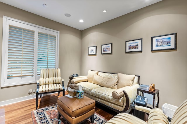 living area featuring baseboards, recessed lighting, and wood finished floors