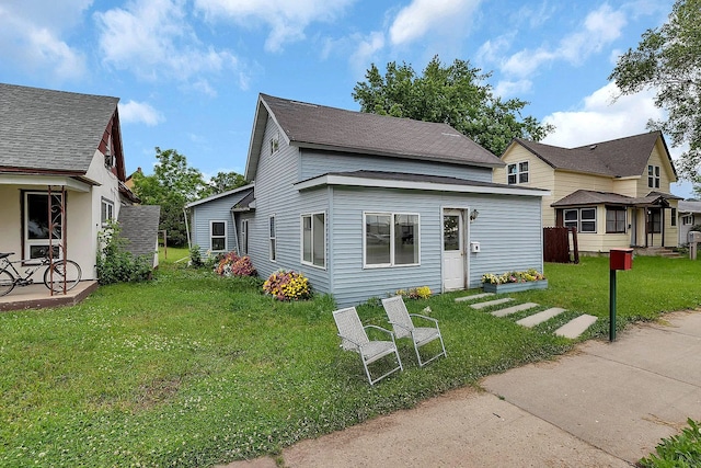 view of front of home featuring a front lawn