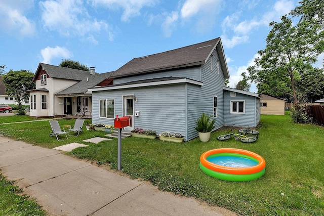 view of front of property featuring a front lawn