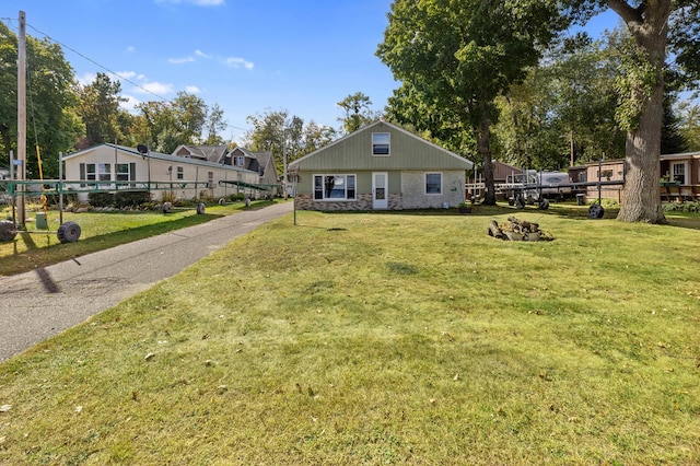 view of front of home featuring a front lawn