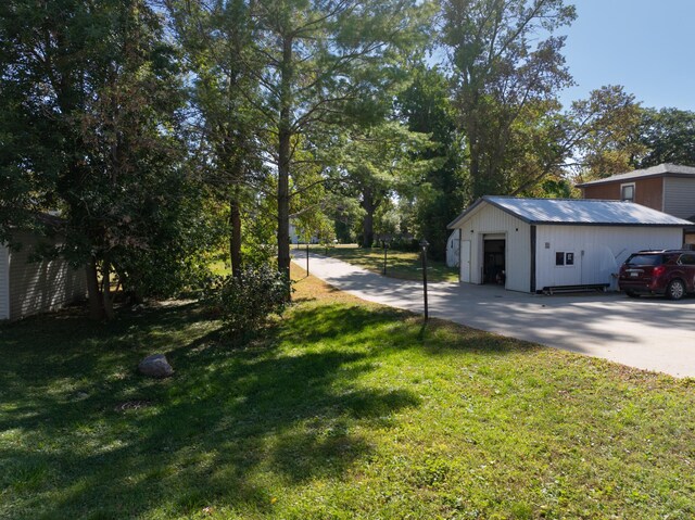 view of yard with an outdoor structure and a garage