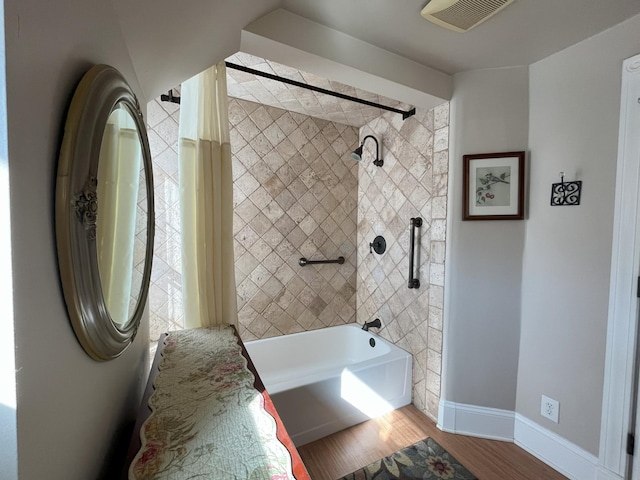 bathroom featuring tiled shower / bath and hardwood / wood-style floors