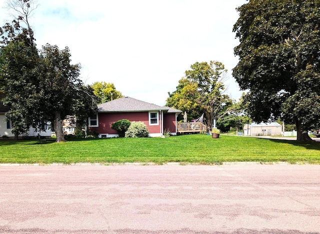 506 Ash Ave N, New Richland, MN 56072 - view of front facade featuring a wooden deck and a front yard