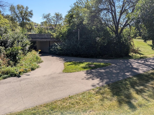 view of front of house featuring a front lawn