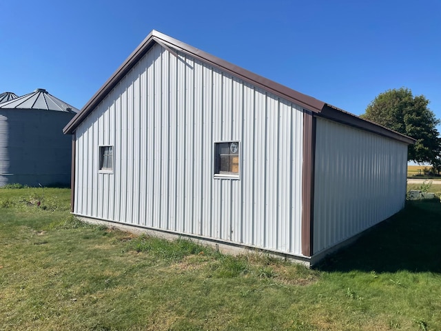 view of outdoor structure featuring a yard