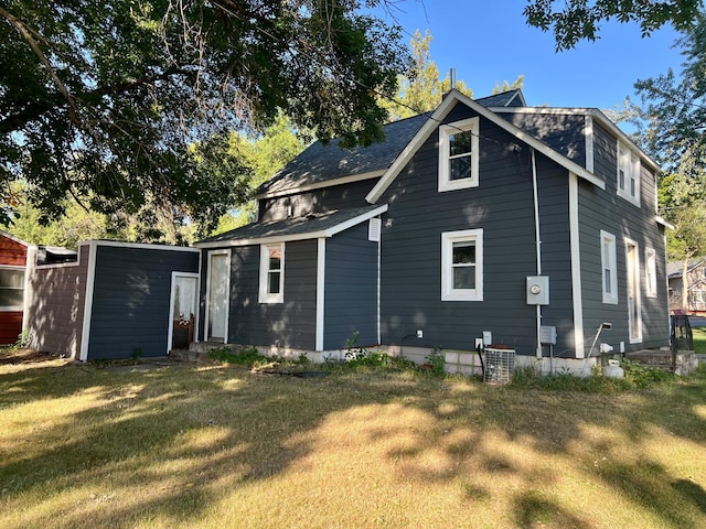 511 Division St N, Clara City, MN 56222 - back of house featuring a yard