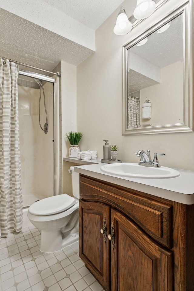 full bathroom featuring toilet, a shower with curtain, and a textured ceiling