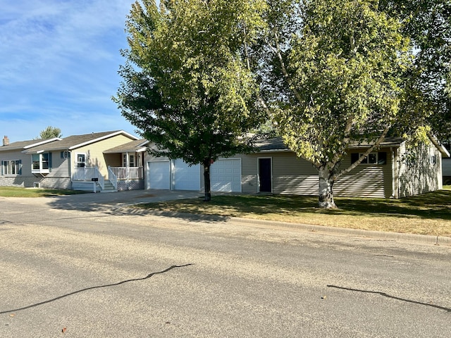 view of front facade with a front lawn