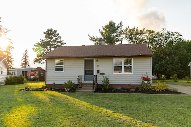 view of front of house with a front lawn