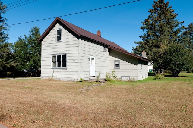 view of side of property featuring a yard