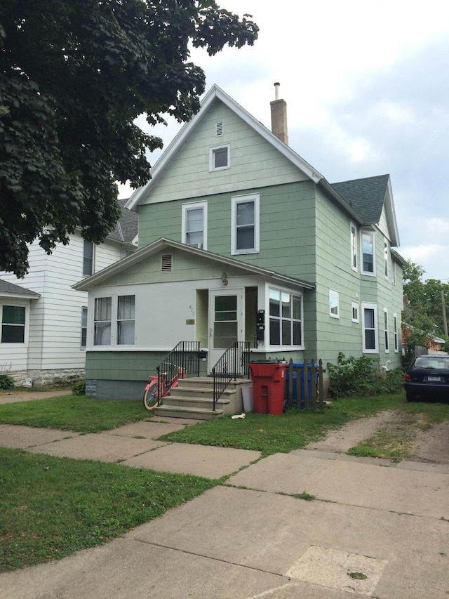 view of front of property with a front yard