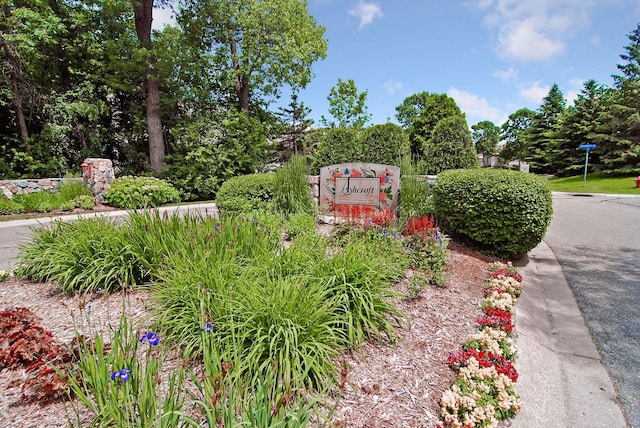 view of community / neighborhood sign