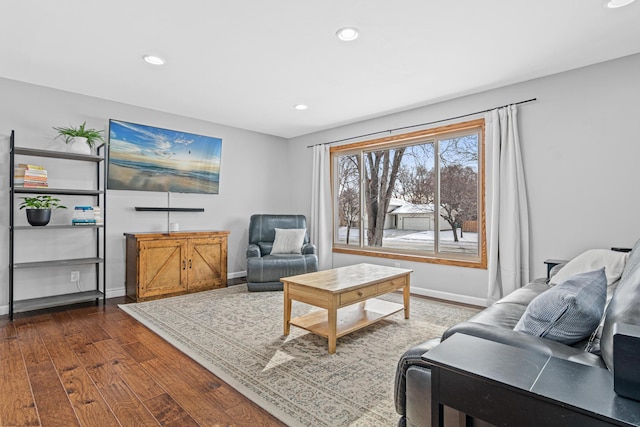 living room with dark wood-style floors, recessed lighting, and baseboards