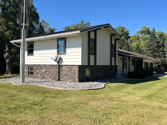 view of side of property featuring a yard