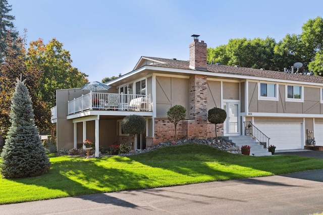 view of front facade featuring a front lawn and a garage