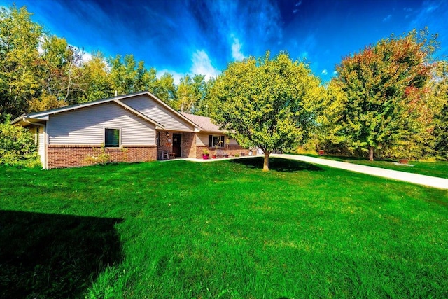 view of front facade featuring a front lawn