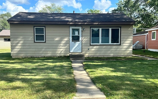 bungalow featuring a front yard