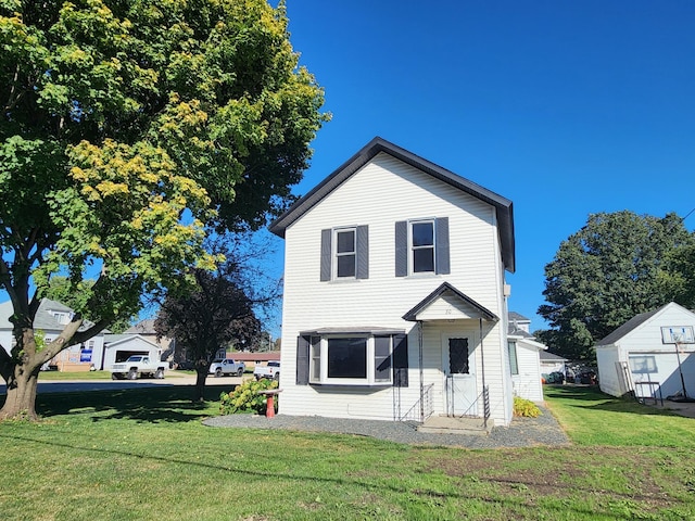 view of front of house featuring a front lawn