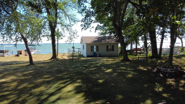 view of yard featuring a water view