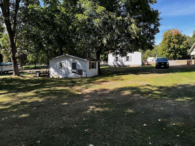 view of yard featuring an outdoor structure