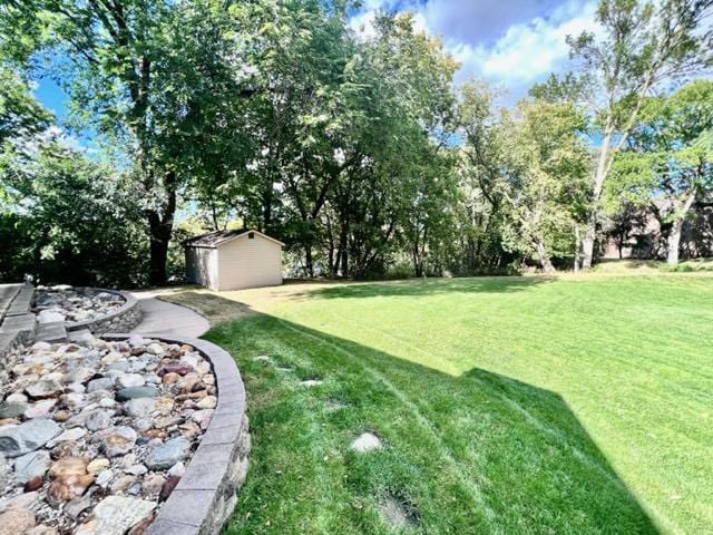 view of yard featuring a storage shed