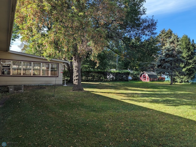 view of yard with a storage unit