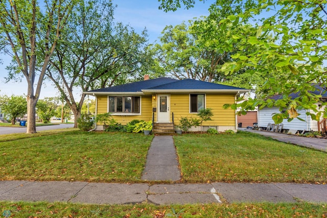 view of front facade with a front yard