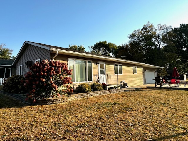 view of front of house featuring a garage and a front lawn