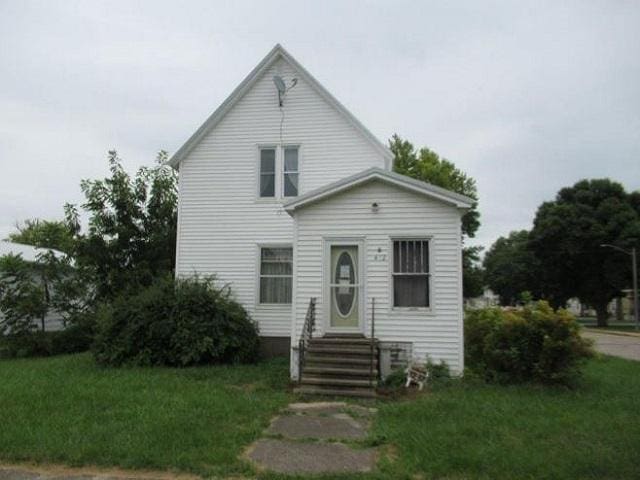 view of front of home featuring a front yard