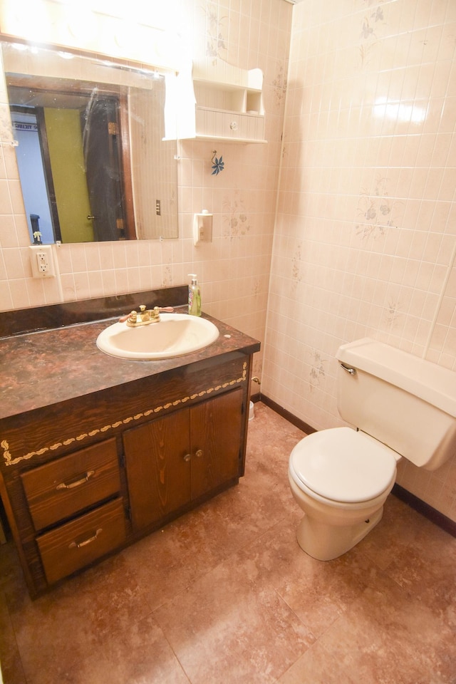 bathroom featuring tile walls, tasteful backsplash, vanity, and toilet