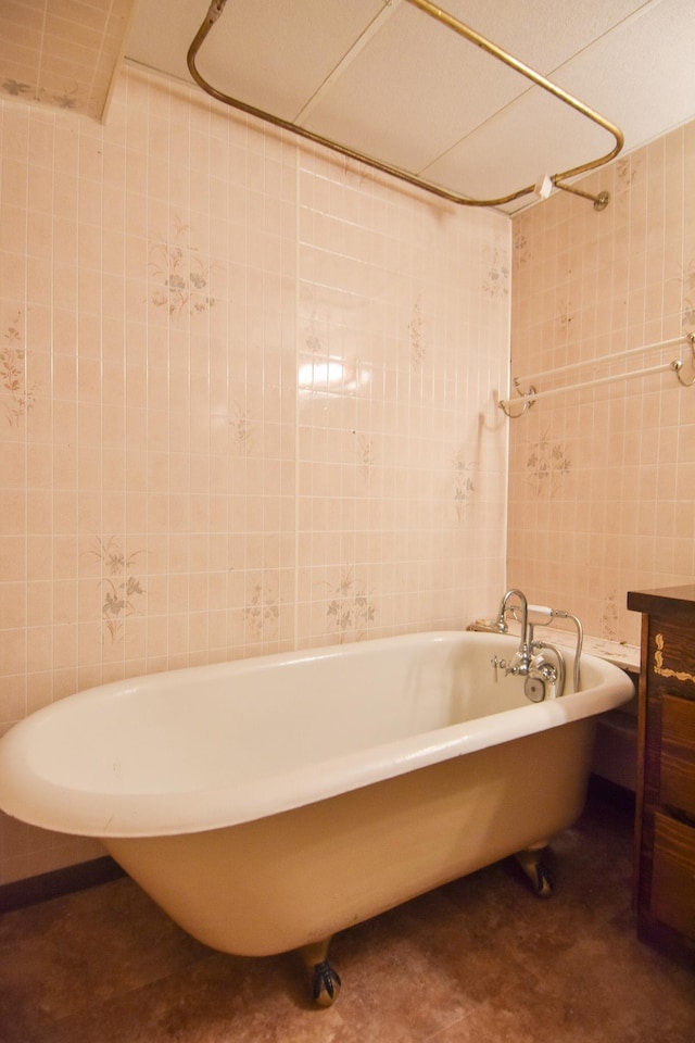 bathroom featuring a bathtub and tile walls