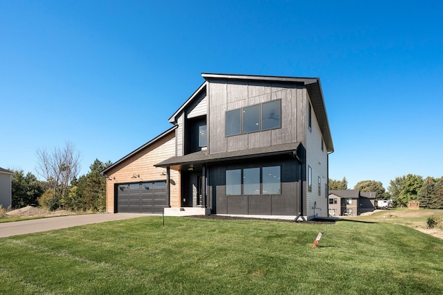 view of front of home featuring a front lawn