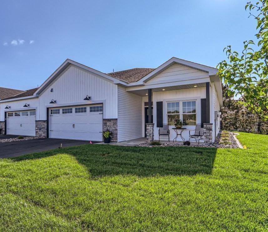 view of front facade featuring a garage and a front lawn