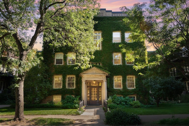 view of front of property featuring a yard