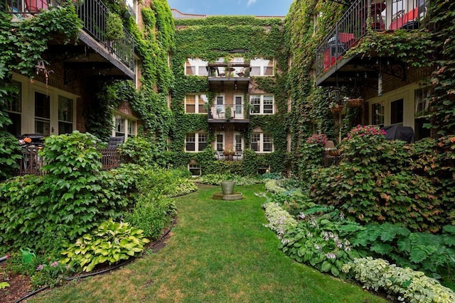 view of yard featuring a balcony