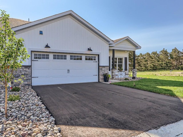 view of front of house featuring a front yard and a garage