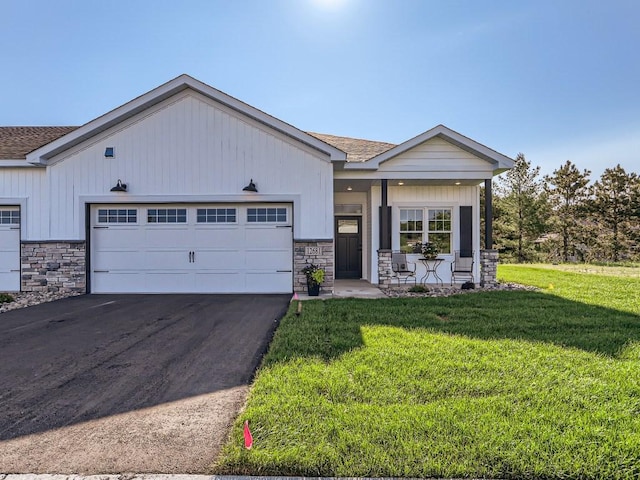 view of front of home featuring a garage and a front yard