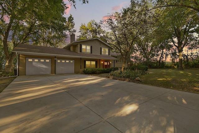 view of front facade with a yard