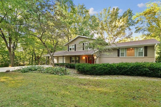 view of front of property with a front yard