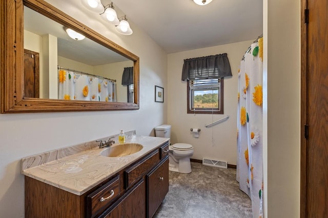 full bathroom featuring toilet, baseboards, visible vents, and vanity