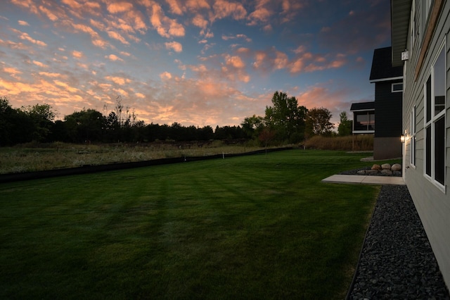 view of yard at dusk