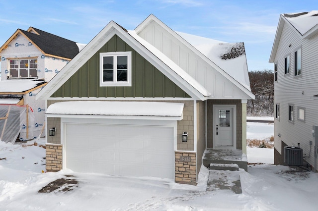 view of front facade featuring central AC and a garage