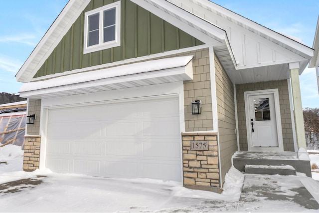 view of front facade with a garage