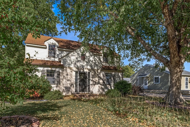 view of front facade with a front lawn