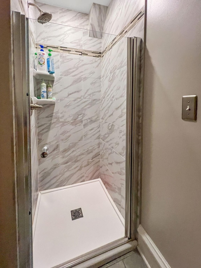 bathroom featuring a tile shower